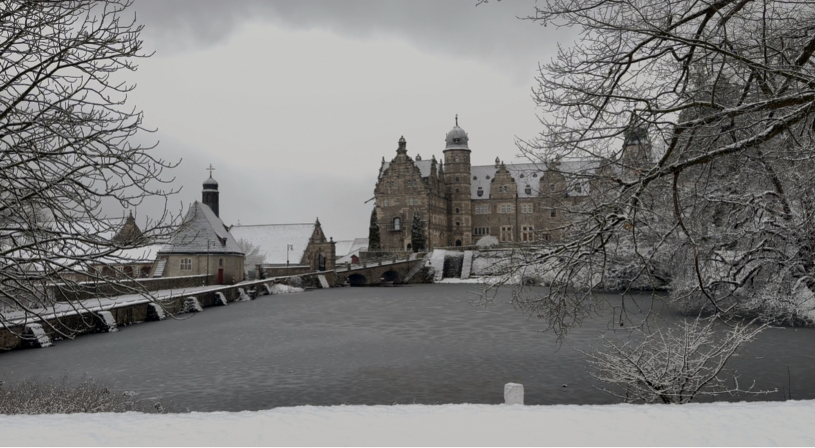 Schlo� H�melschenburg im Schnee - Trakehner Gest�t H�melschenburg - Beate Langels